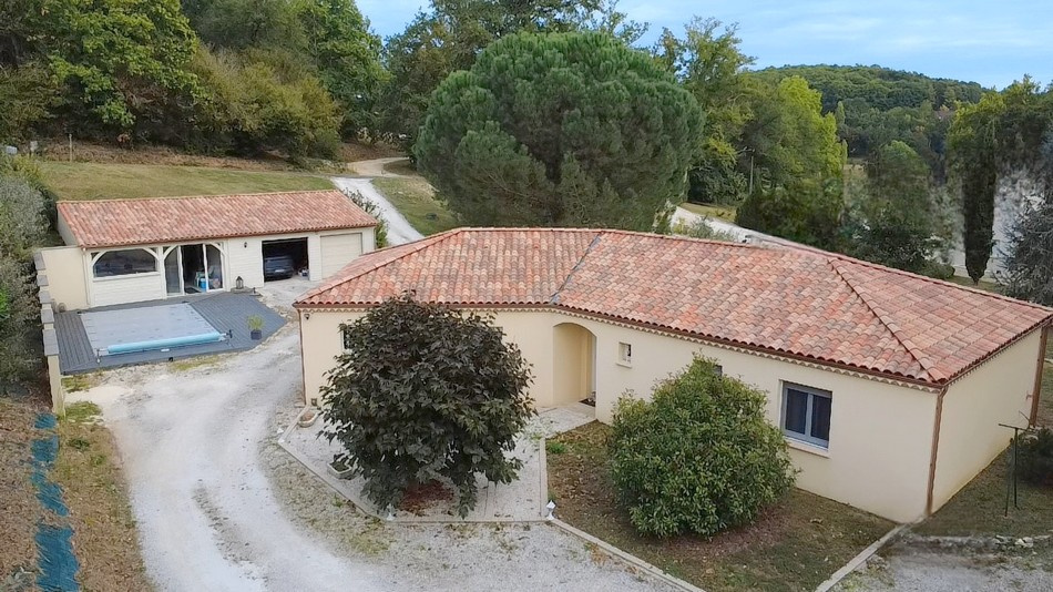 Maison contemporaine avec piscine sur 5 000 m2 de terrain