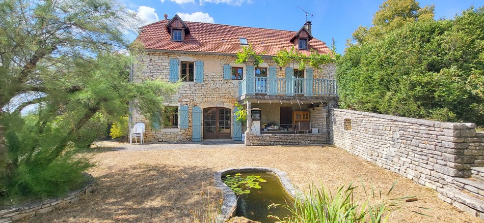 Maison en pierre bénéficiant d'une piscine et d'un panorama